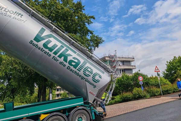 Über meterlange Leitungen wurde das Substrat auf das Dach über der siebten Etage des Kreishauses gepumpt. Foto: UvK/Ennepe-Ruhr-Kreis