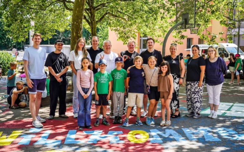 Gruppenbild mit Bürgermeister: Das Projekt „Bunter Mitmach-Schulhof“ wurde zahlreichen Eltern und Kindern vorgestellt. Und wer genau hinschaut, wird bemerken, dass in Wittens erstem Bürger ein kleiner Schelm steckt. Foto: Schule