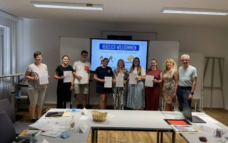 Die neuen Internet-ABC-Lehrkräfte von den Grundschulen Breckerfeld, Witten, Herdecke, Gevelsberg und Hattingen sowie Annette Ide vom Medienzentrum und Ralf Simon von der Medienberatung, hier als Coach der Landesanstalt für Medien. Foto: UvK/Ennepe-Ruhr-Kreis