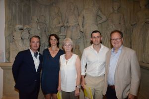 Christoph Kohl (links) und Landrat Olaf Schade (rechts) mit den Kunstpreisträgern des Jahres 2023 - Sophia Kirst, Christiane Heller und Dmytro Geshengorin. Wer ihnen in diesem Jahr folgen möchte, ist herzlich eingeladen, Werke mit Bezug zu „Licht und Schatten“ einzureichen. Foto: UvK/Ennepe-Ruhr-Kreis