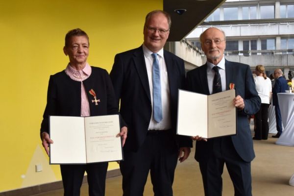 Novum: Verdienstkreuze mit Trauschein