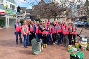 Zwanzig Helfer hat die Herbeder Ideenwerkstatt zusammengebracht, um Herbede frühlingsfrisch zu machen. Foto: Ideenwerkstatt