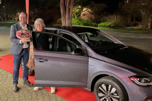 Die Gewinnerin und neue VW-Polo-Besitzerin Liane Bischoff mit Sparkassen-Pressesprecher Klaus-Peter Nehm. Foto: Sparkasse Witten