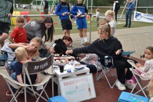 Immer ein Volltreffer: Kinderschminken. Auf dem Herbeder Sportplatz nahmen das Angebot viele Kids in Anspruch.