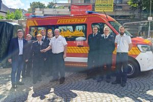 Bürgermeister Frank Hasenberg übergibt die Schlüssel des neuen MTF an Wehrführer Ralf Tonetti und Löscheinheitsführerin Nadine Henkel.
Foto: Freiwillige Feuerwehr Wetter