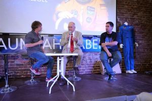 Michael Wurst (links) und Christopher Methler mit Astronaut Hans Schlegel (Mitte) auf dem 1. Raumfahrtabend im Sommer 2023. Foto: Veranstalter