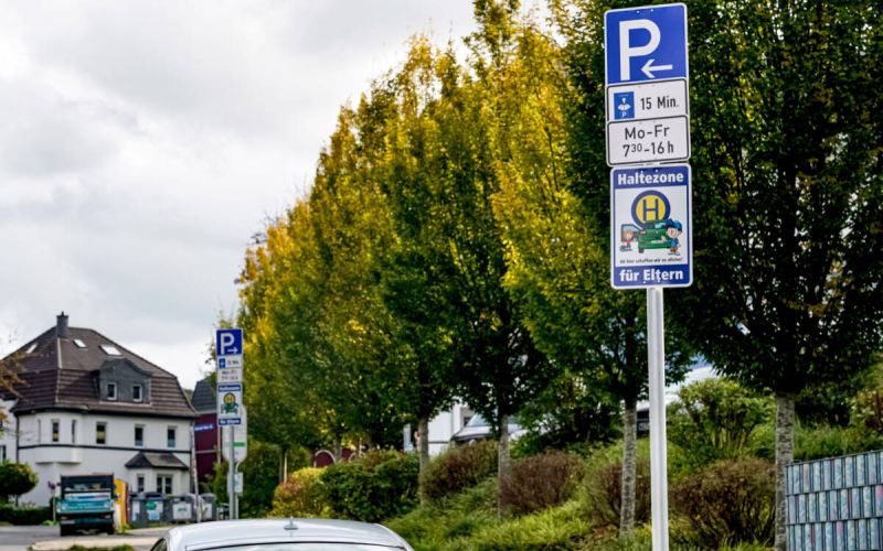 Brenschenschule: Nun sind sie da - Stadt hat die ersten Elternhaltestellen eingerichtet