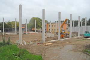 Das Gerüst steht. Bis Oktober 2026 soll die Halle fertig sein.