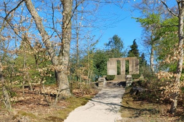 Umfeld des Ehrenmals ist wieder gepflegt