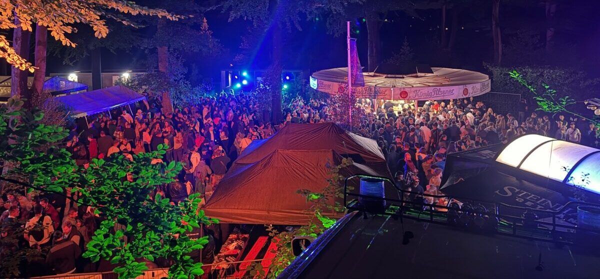 Ausgelassene Stimmung herrschte an den Abenden, als die Besucher zur Musik von DJ Drop tanzten. Foto: Löscheinheit Hölzer