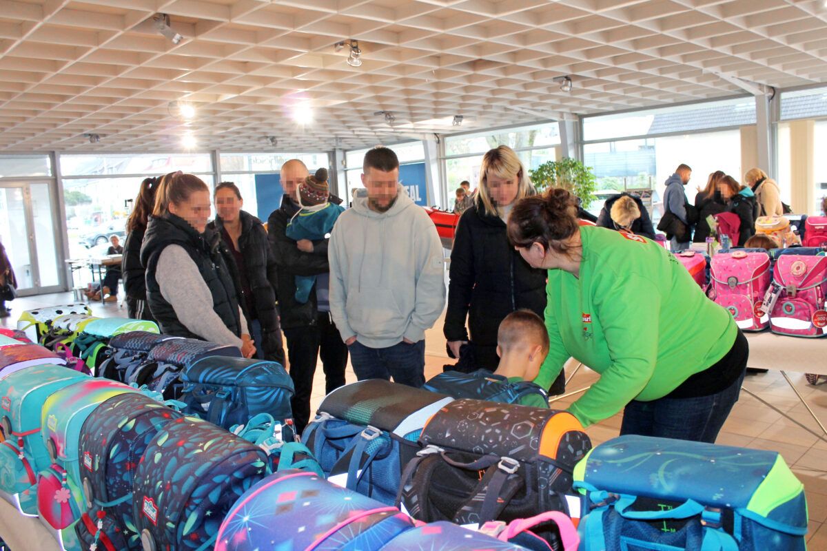 Rund 200 Eltern und Kinder im Autohaus Kogelheide