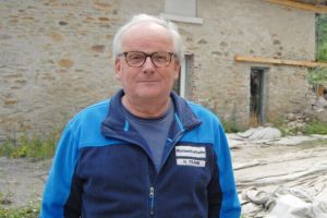 Hannsjörg Frank vor der Lokhalle. Die Rückwand des Gebäudes war beim Hangrutsch vor vier Jahren komplett eingestürzt.