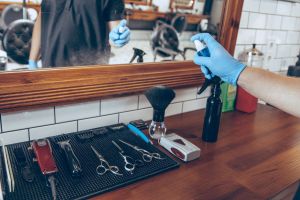 Haarschneideutensilien müssen regelmäßig desinfiziert werden. Das beugt auch einer Fadenpilz-Verbreitung vor. Foto: AOK/colourbox/hfr