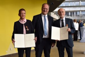 Hohe Auszeichnung für Ute und Peter Dekowski – Landrat Olaf Schade konnte ihnen Verdienstkreuze am Bande des Verdienstordens überreichen. Foto: UvK/Ennepe-Ruhr-Kreis