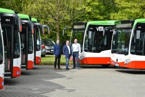 Freuen sich über die vielen Busse: Geschäftsführer Peter Bökenkötter, Aufsichtsratsvorsitzender Daniel Pilz und Prokurist Philipp Welsch (v.l.) Foto: Bogestra
