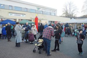 Auch beim 20. Weihnachtsmarkt vor dem Sportzentrum am Bommerfelder Ring dürfte es wieder voll werden. Foto: Archiv