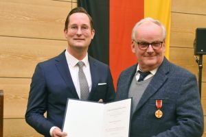 Im Auftrag des Bundespräsidenten hat Landrat Jan-Christoph Schaberick den Verdienstorden der Bundesrepublik Deutschland an Hannsjörg Frank überreicht. Foto: UvK/Ennepe-Ruhr-Kreis