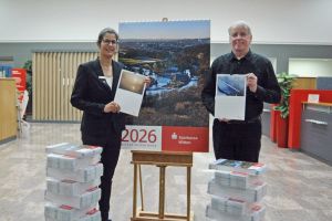 Andrea Psarski, Vorstand Sparkasse, und Diplom-Fotodesigner Stefan Ziese präsentieren den Jahreskalender 2026.