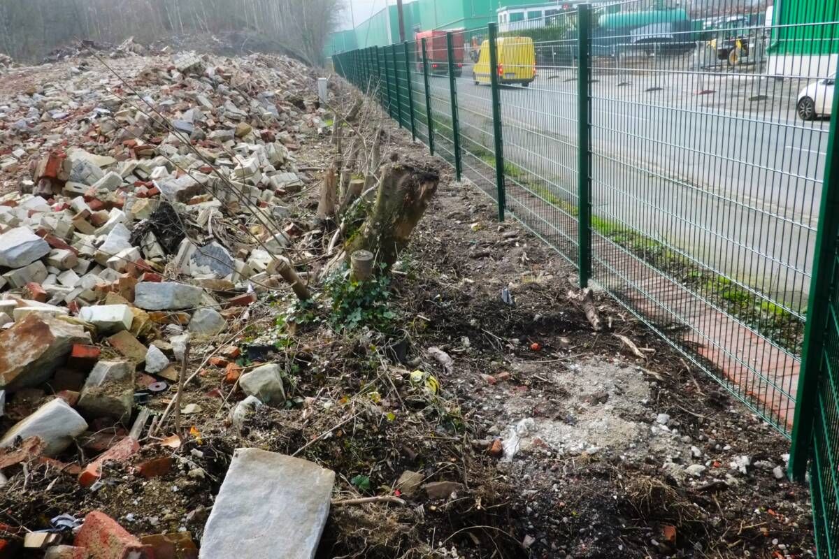 Alte Ziegelei: Zaun soll vor Giftabfällen schützen