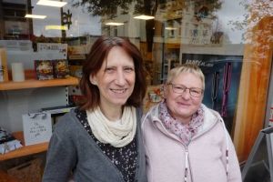 Vor ihrem Schaufenster: Martina Hollmann-Seifert und Mitarbeiterin Petra Kohlstedt