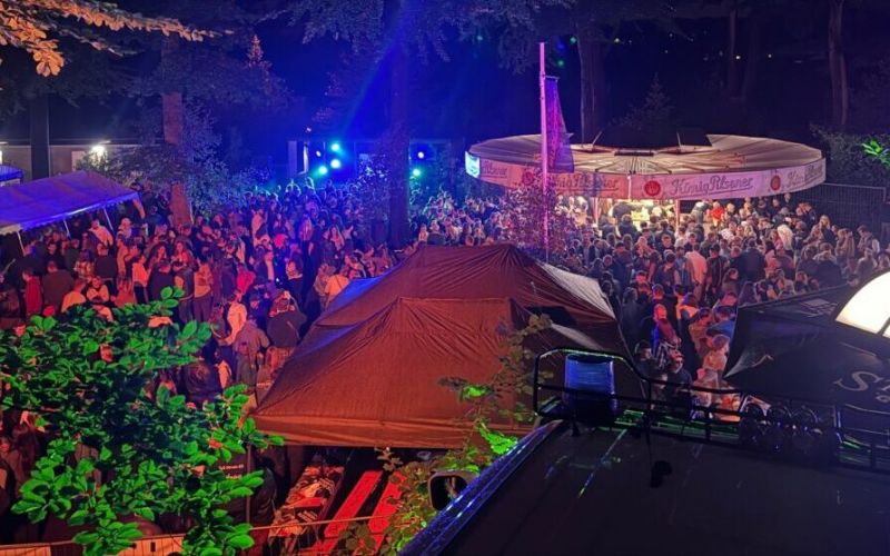 Ausgelassene Stimmung herrschte an den Abenden, als die Besucher zur Musik von DJ Drop tanzten. Foto: Löscheinheit Hölzer