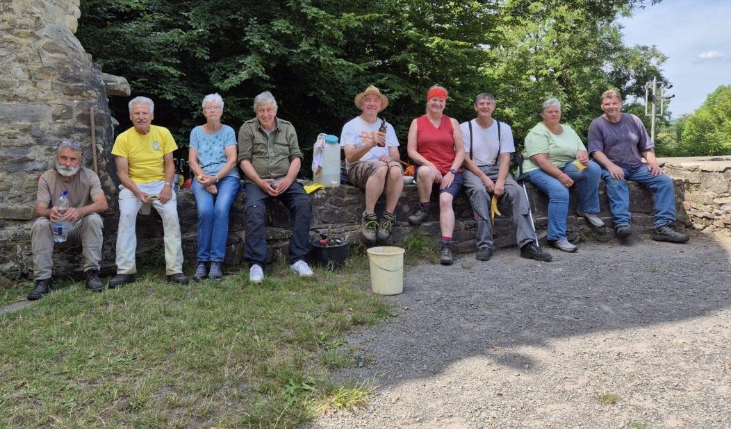 Nach ihrem anstrengenden Arbeitseinsatz haben die Burgfreunde Hardenstein eine Pause verdient. Foto: privat