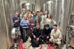 Einen praxisnahen Einblick in die Braukunst hat der Projektkurs Lebensmitteltechnologie bei Hövels in Dortmund erhalten. Foto: Schule