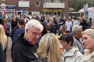 Auf dem Platz an der Schmiede wurde kräftig gefeiert. Foto: Herbeder Ideenwerkstatt