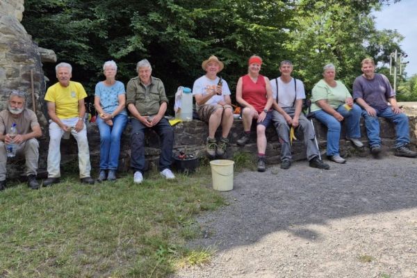 Nach ihrem anstrengenden Arbeitseinsatz haben die Burgfreunde Hardenstein eine Pause verdient. Foto: privat