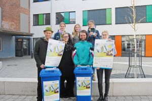 Die Nachhaltigkeits-AG des Albert-Martmöller-Gymnasiums hat ihre eigene Sammeltonne bekommen. Darüber freuen sich die Verantwortlichen von Schule, Stadtwerken und der Initiative „Weniger e.V“