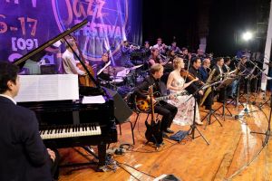 Der East West Jazz e.V. aus Dortmund begleitet die diesjährige Sparlotterie-Ziehungs-Gala der Sparkasse Witten. Foto: Uwe Plath/Kurt Rade