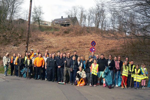 Müllsammelaktion in Buchholz-Kämpen: Auch Pfadfinder und Feuerwehr dabei
