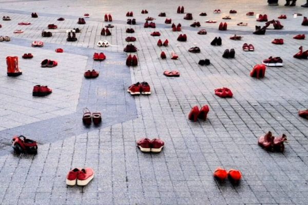 Gesucht: rote Schuhe Tag gegen Gewalt an Frauen