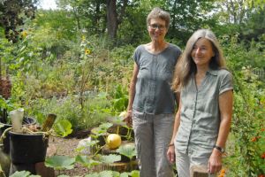 Renate Zinke (links) und Birgit Ehses im Stationsgarten.