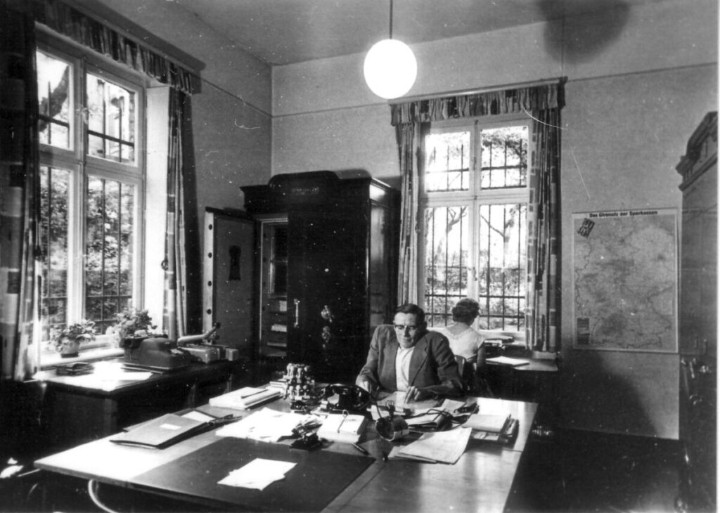 Fritz Neveling an seinem Arbeitsplatz