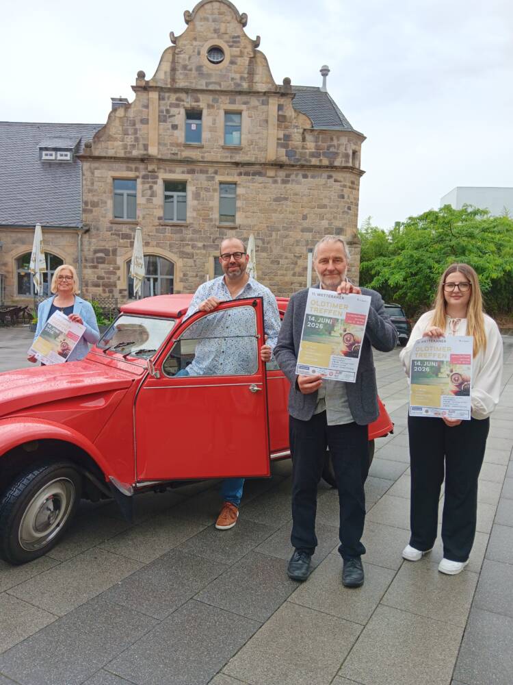 Freuen sich schon aufs Oldtimertreffen: Monika Schmohel (Leiterin RuhrtalCenter), Oldtimer-Besitzer Björn Rützel, Bürgermeister Hans-Günter Draht und Laura Hubert, städtische Wirtschaftsförderung (v.l.).