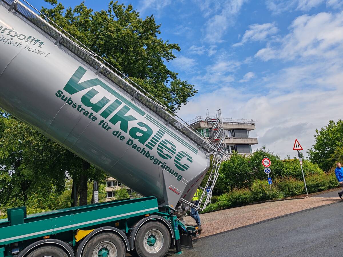 Über meterlange Leitungen wurde das Substrat auf das Dach über der siebten Etage des Kreishauses gepumpt. Foto: UvK/Ennepe-Ruhr-Kreis