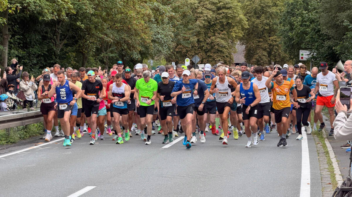 Richtig viel los war beim 20. Kemnader Burglauf (im Bild: der Halbmarathon-Start). Mit fast 900 Teilnehmern in vier Disziplinen wurde ein neuer Teilnehmerrekord erreicht.