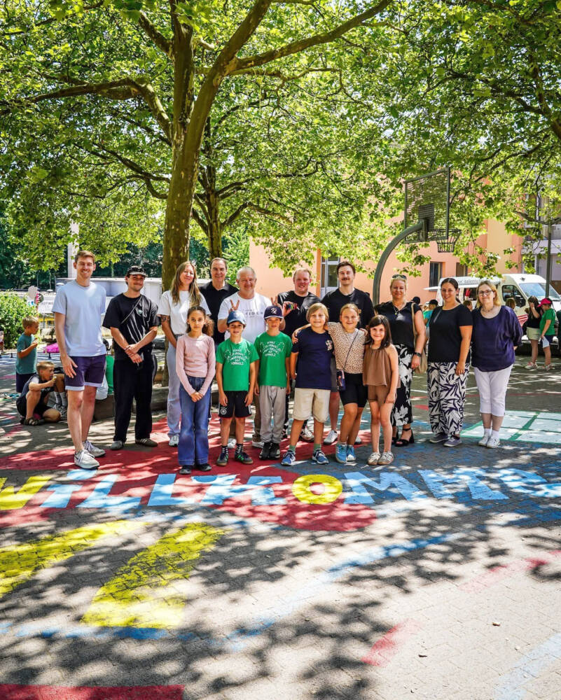 Gruppenbild mit Bürgermeister: Das Projekt „Bunter Mitmach-Schulhof“ wurde zahlreichen Eltern und Kindern vorgestellt. Und wer genau hinschaut, wird bemerken, dass in Wittens erstem Bürger ein kleiner Schelm steckt. Foto: Schule