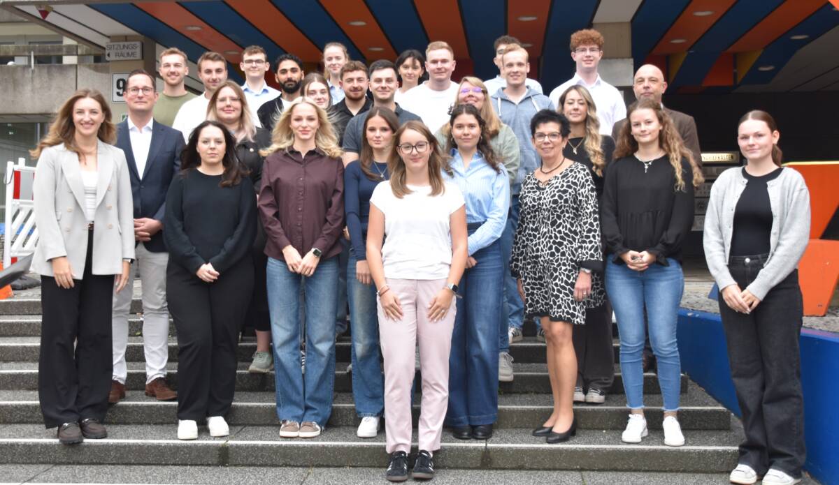 Nach den 11 Auszubildenden, die bereits im August ihre Ausbildung im mittleren Verwaltungsdienst und in den technischen Ausbildungsberufen begonnen hatten, sind nun auch die 19 Auszubildenden im gehobenen Verwaltungsdienst beim Ennepe-Ruhr-Kreis gestartet. Foto: UvK/ Ennepe-Ruhr-Kreis