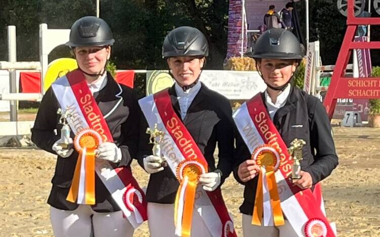 Marie Palletin, Luisa Bergmann und Fenia Seewald-Weil (v.l.) sind Wittens Stadtmeisterinnen im Reiten. Foto: Verein