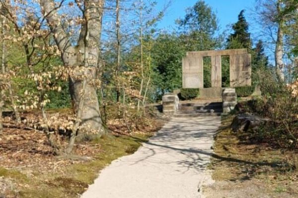 Umfeld des Ehrenmals ist wieder gepflegt