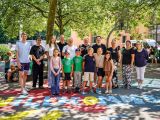 Gruppenbild mit Bürgermeister: Das Projekt „Bunter Mitmach-Schulhof“ wurde zahlreichen Eltern und Kindern vorgestellt. Und wer genau hinschaut, wird bemerken, dass in Wittens erstem Bürger ein kleiner Schelm steckt. Foto: Schule