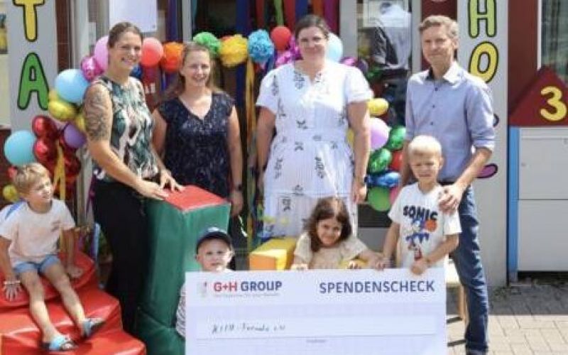 Auf dem Bild der Scheckübergabe sind zu sehen: Gina Dettlaff, 2. Vorsitzende Kita-Freunde Vormholz; Sabrina Pradel, 1. Vorsitzende Kita-Freunde Vormholz; Stephanie Köhler, stellvertretende Kita Leitung; Mario Haustein, Projektleiter G+H Schallschutz GmbH Bochum (v.l.).
