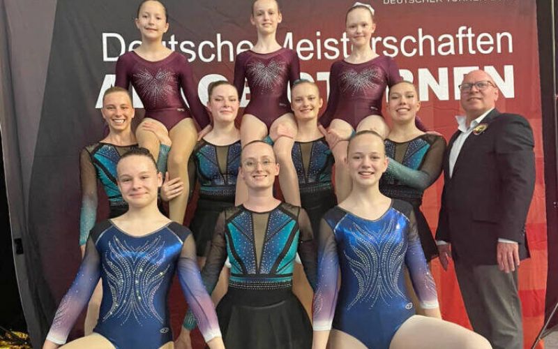 Das Aerobic-Team um Trainer Jochen Iseke hat erfolgreich an den Deutschen Meisterschaften teilgenommen. Foto: Verein