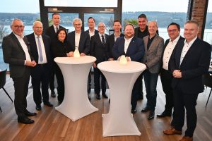 Gastgeber Heinrich Frieling (5. v. r.) sowie Regierungspräsident Heinrich Böckelühr (l.) und Dr. Martin Klein (3. v. l.) zusammen mit Dr. Karl Schneider, Eva Irrgang, Michael Makiolla, Jan-Christoph Schaberick, Ralf Schwarzkopf (Märkischer Kreis), Andreas Müller (Kreis Siegen-Wittgenstein), Mario Löhr (Kreis Unna), Theo Melcher (Kreis Olpe), Marco Voge und Thomas Grosche (Hochsauerlandkreis)./Foto: UvK/Birgit Kalle/Kreis Soest