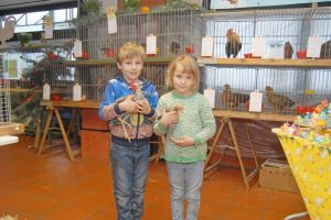 Julius (8) und Theresa (6) mit den Hühnern „Alfred“ und „Trolle“ stellen unter Beweis, dass auch der Nachwuchs Interesse an Tradition zeigt.