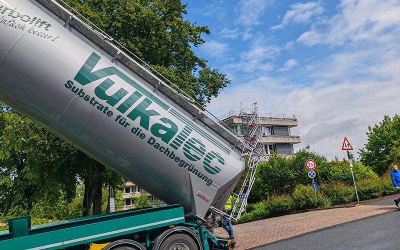 Über meterlange Leitungen wurde das Substrat auf das Dach über der siebten Etage des Kreishauses gepumpt. Foto: UvK/Ennepe-Ruhr-Kreis