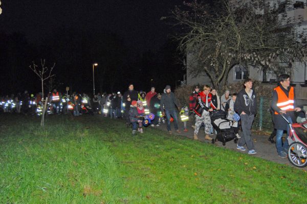 Laternenumzug mit Posaunen und Bratwürstchen