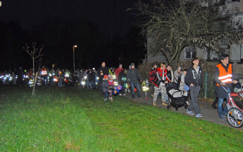 Laternenumzug mit Posaunen und Bratwürstchen